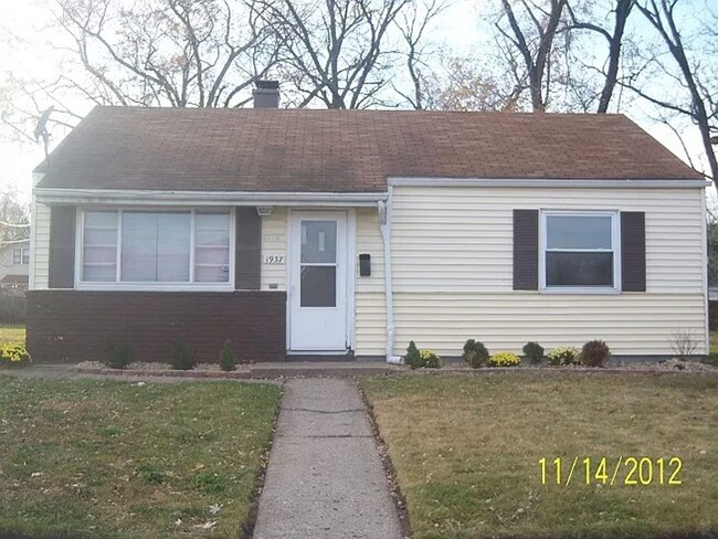 Primary Photo - 3 bedroom house across from Marquette Park!