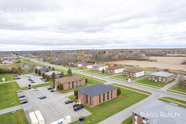 Building Photo - ROOMY 2-Bed Apartment in LOCKPORT