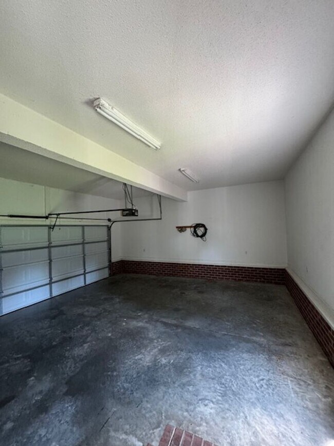 Building Photo - 135 Adler Ln