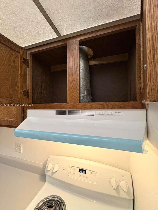 Building Photo - 3690 Inverrary Dr