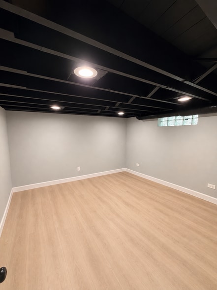 Building Photo - 716 NW Holcomb Dr