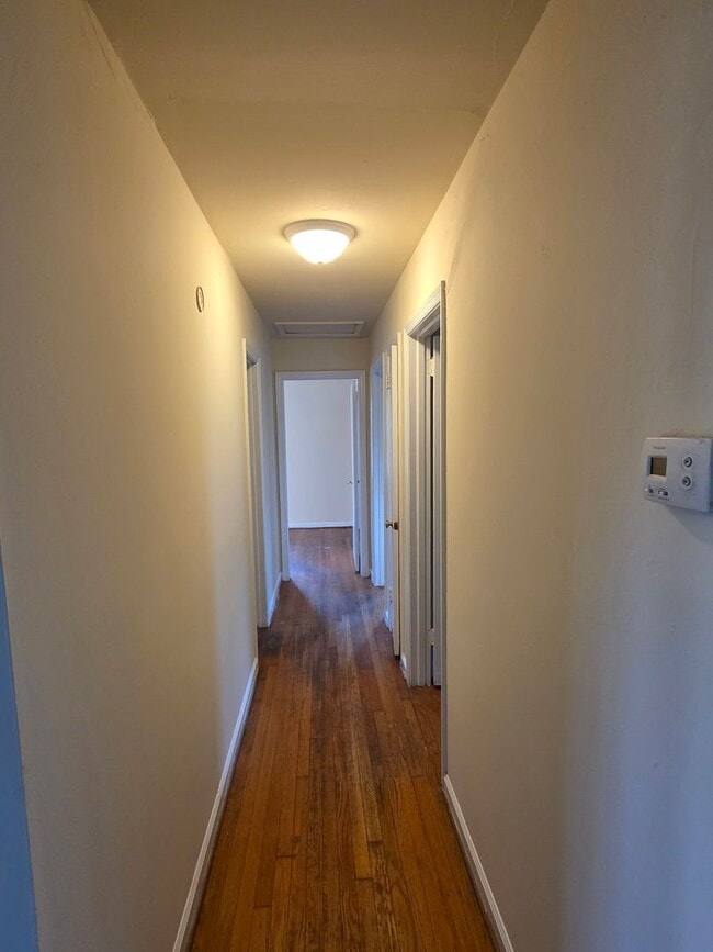 Building Photo - Move In Ready 3bd, 1.5bath Brick Ranch