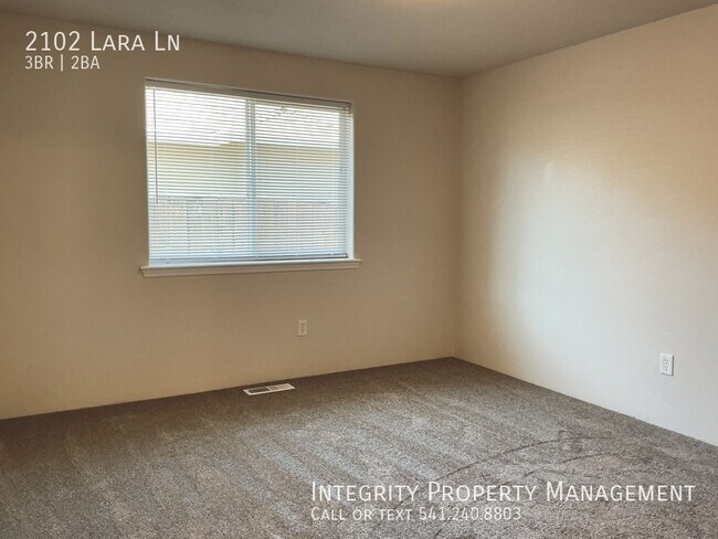 Building Photo - 2102 Lara Ln