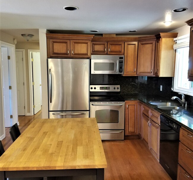 Building Photo - Gorgeous well maintained 4 bed house avail...