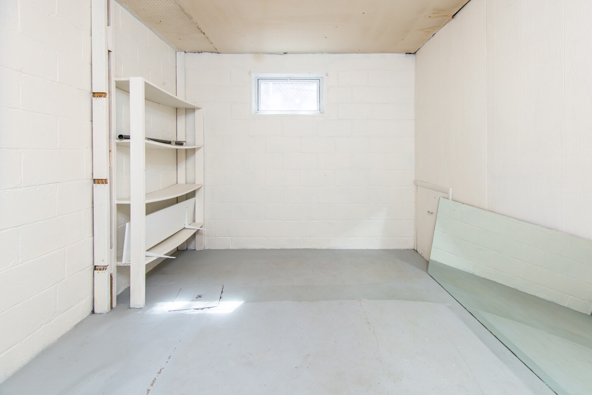 Storage room - 318 Saint Onge St