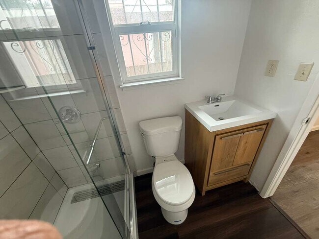 Building Photo - 560 3rd St