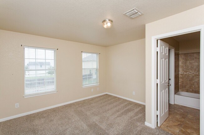 Building Photo - 3 bedroom Townhome in NW side for Rent! 50% off first months rent: November 2023 Special!