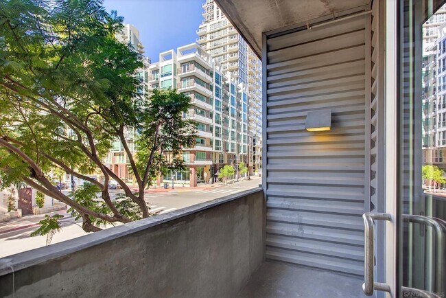 Building Photo - 1025 Island Ave