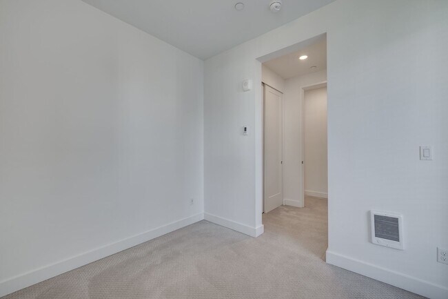 Building Photo - Modern Sammamish Townhome with Style, Spac...