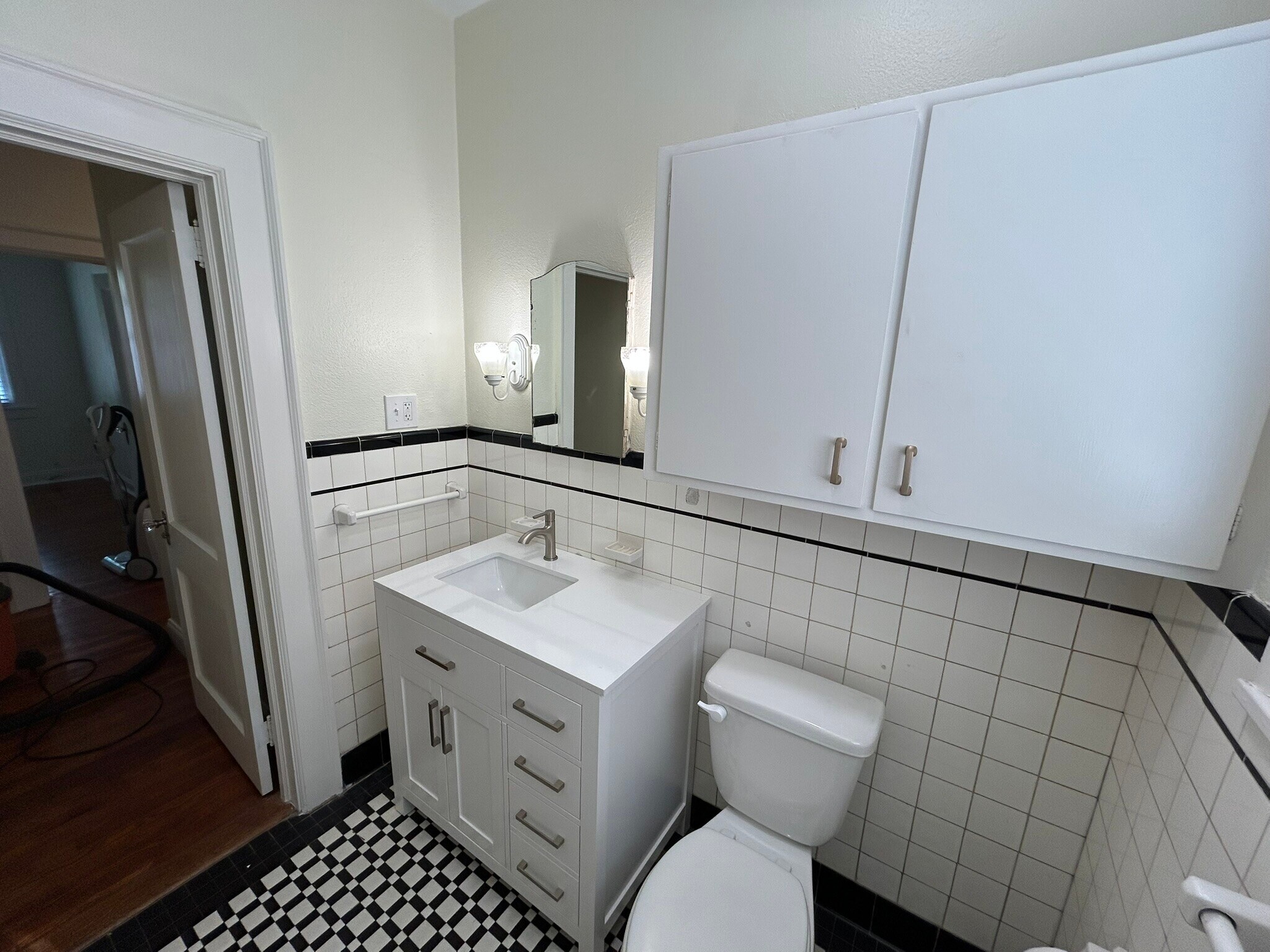 Building Photo - 614 E 51st St