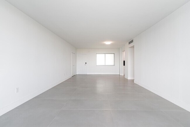 Building Photo - 9101 E Bay Harbor Dr