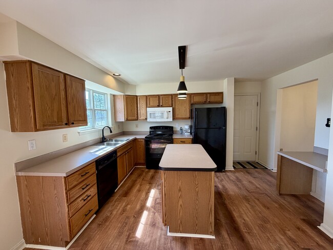 Building Photo - 197 Glenhurst Dr