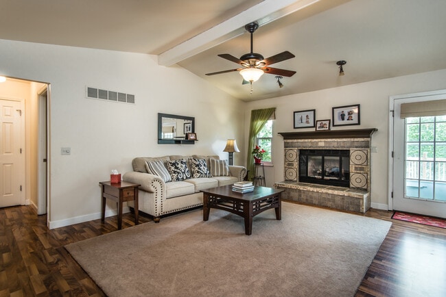 Building Photo - 1620 Dahlia Ct