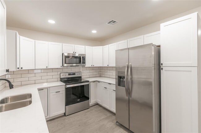 Building Photo - 568 Parkhill Cir