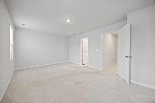 Building Photo - Raleigh Living Made Easy – 3BR Townhome w/ Amenities & Prime Location