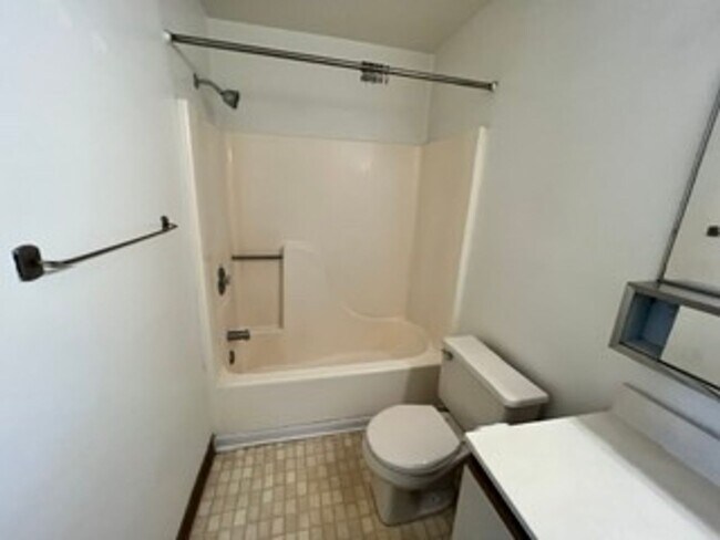 Building Photo - 1 Bedroom + Office Space in Emmaus