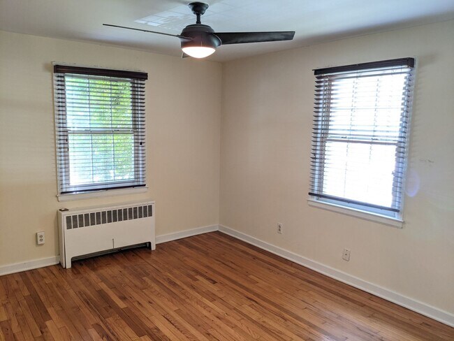 Building Photo - Updated and extremely well-maintained Rock...