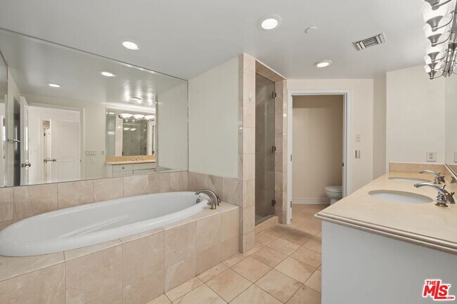 Building Photo - 430 N Oakhurst Dr