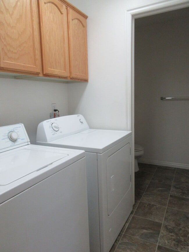 Building Photo - 461 E Cobblecreek Dr