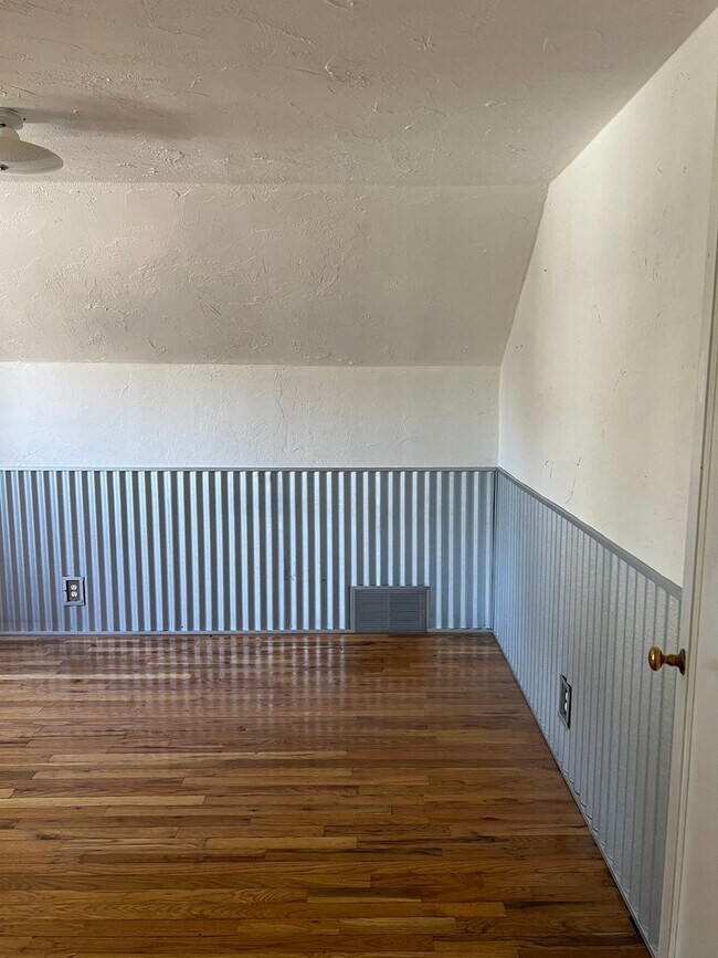 Building Photo - Charming 5 Bed, 2 bath home in the heart of Rexburg with detached 3 CAR GARAGE!!!!