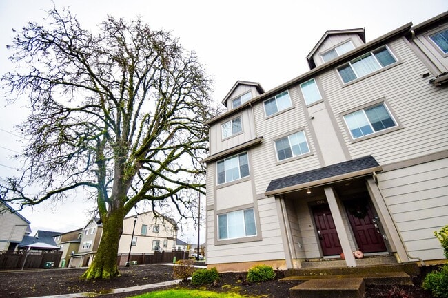 Building Photo - Beautiful 4 Bedroom 3.5 BA Home! Mother in Law Suite, Attached Garage & Top floor Bonus Room!