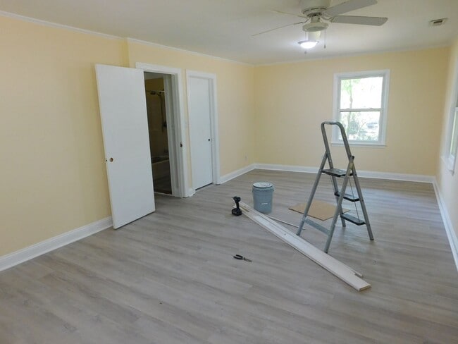 Building Photo - 4925 Morton Rd