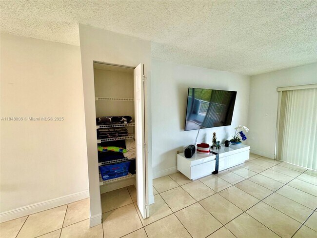 Building Photo - 9357 Fontainebleau Blvd