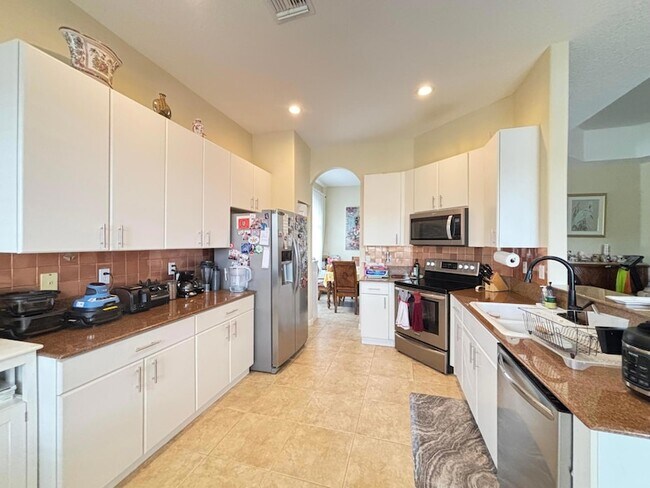 Building Photo - 6532 SE Broadmoor Ln