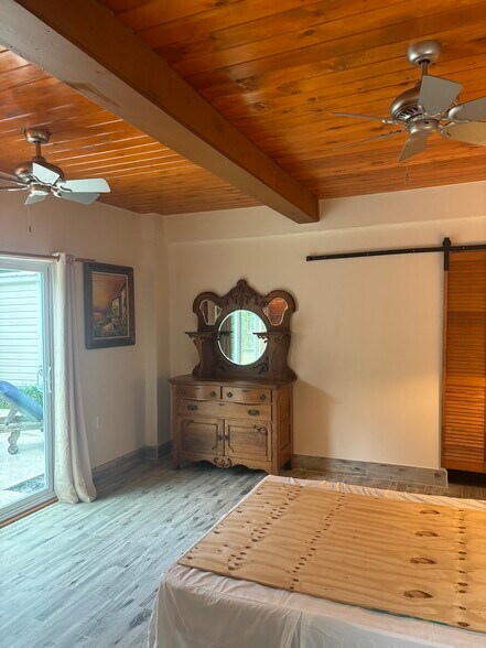 Building Photo - 549 Plante St