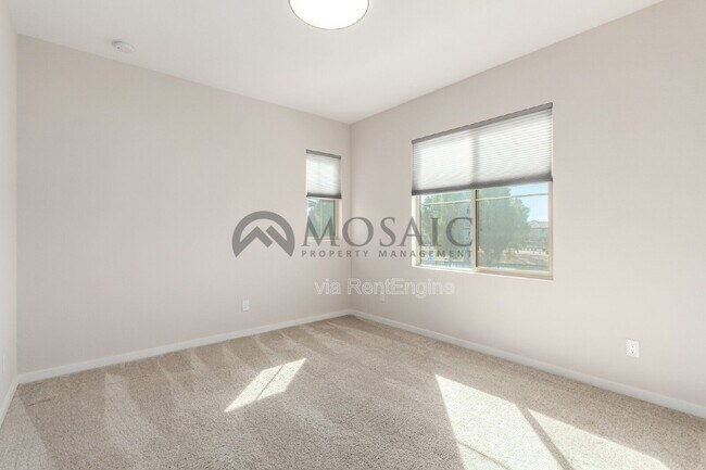 Building Photo - 680 E Ginko Ave