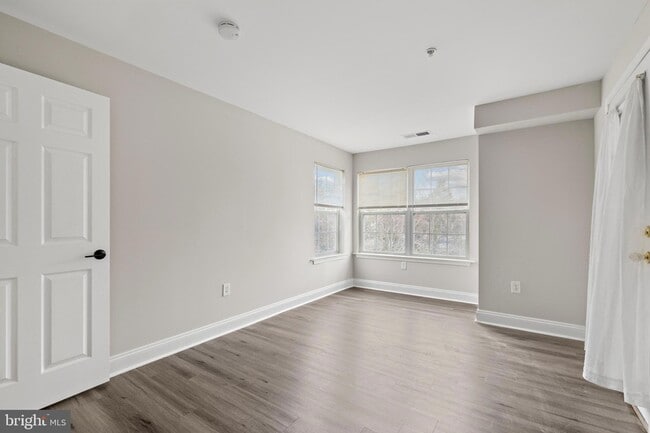 Building Photo - 6520 Lake Park Dr