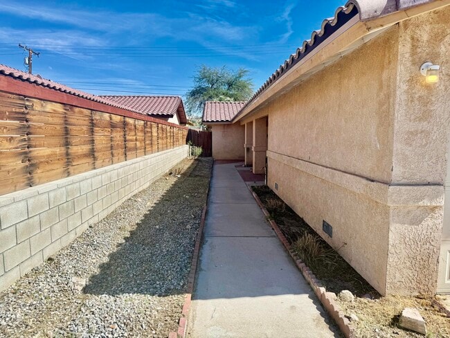 Building Photo - 13860 Luis Dr