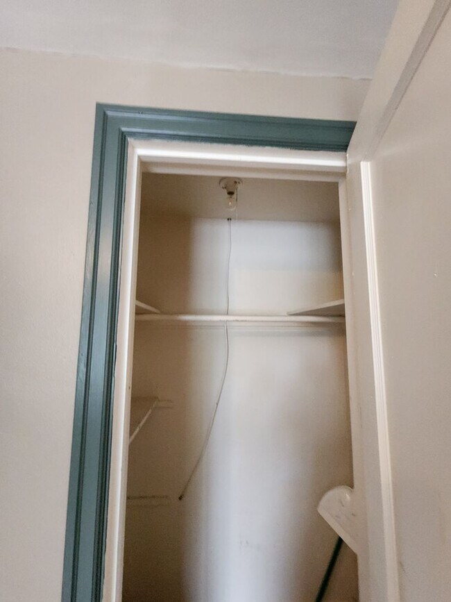 Building Photo - Upstairs Apartment Above Holly Market