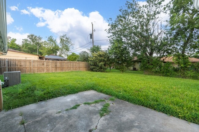Building Photo - 5834 Overdale St