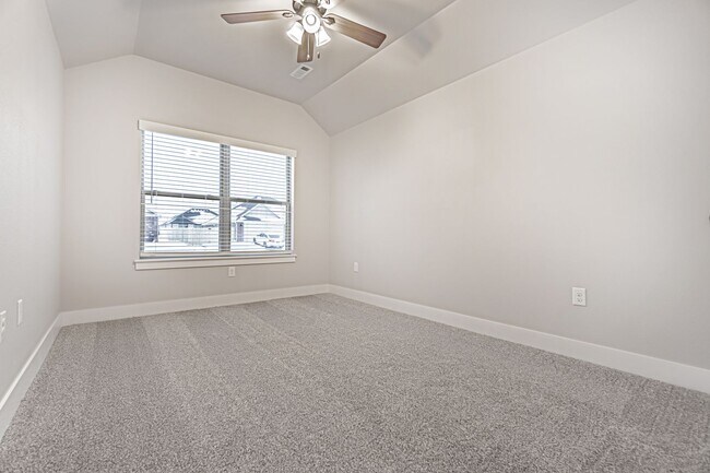 Building Photo - Beautiful home awaits you!