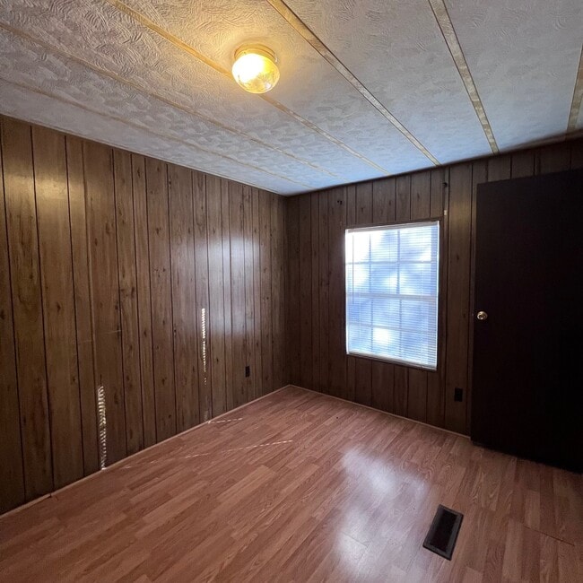 Building Photo - 282 Pete Martin Dr