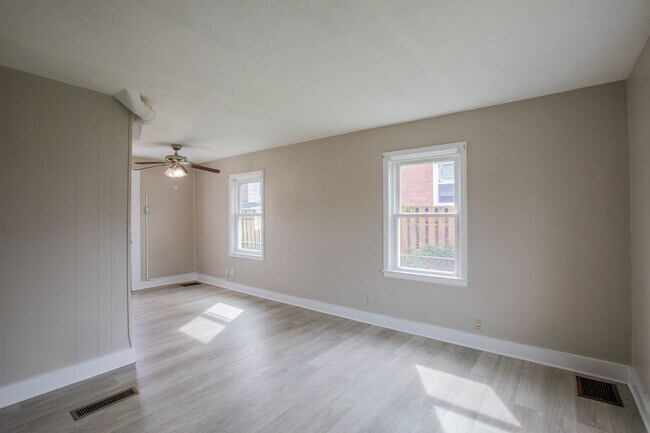 Building Photo - Lovely 2 BR/1 BA EOG Townhome in Brooklyn ...