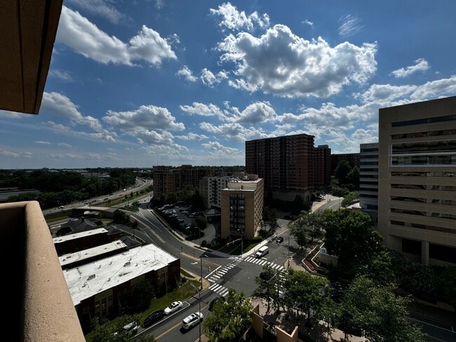Building Photo - Urban Living at Its Finest: Spacious 2BR, 2BA Condo in Courthouse