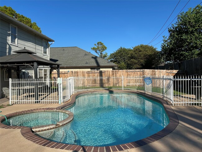 Building Photo - 12923 Skymeadow Dr