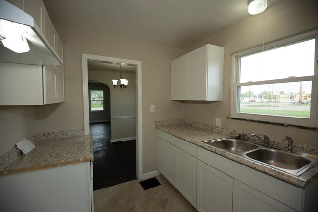 Building Photo - 2 Bed 1 Bath Home located in Warren Township