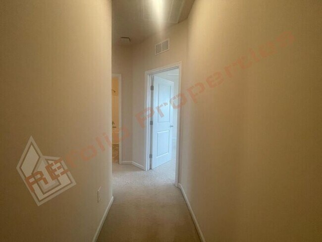 Building Photo - Luxury 3 Story 4 BD/3.5 Bath Townhome @ Sm...