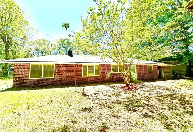 Building Photo - 508 Willow Dr