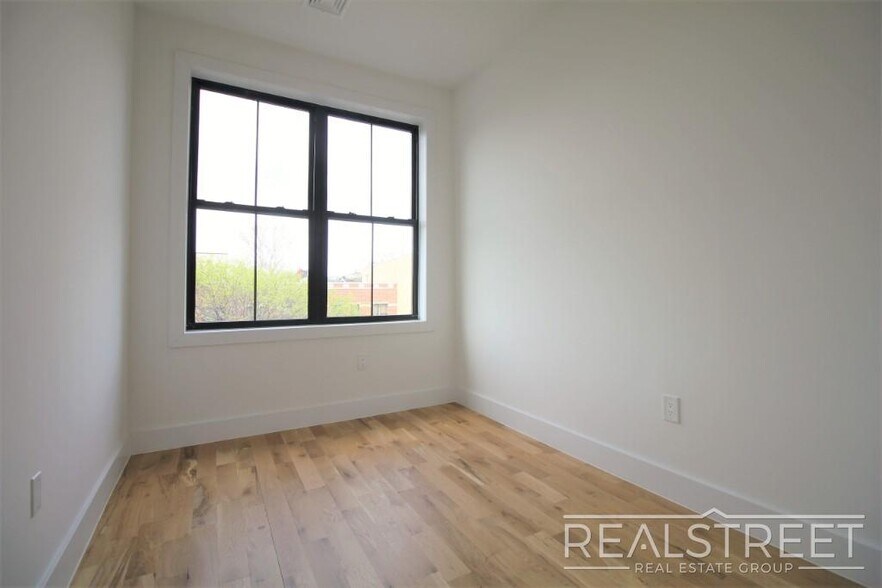 Building Photo - Stunnging NEW 4 Bed floor trhu in Bed Stuy/Ocean Hill with in unit W/D!