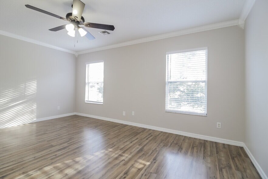 Building Photo - 395 Lancer Oak Dr