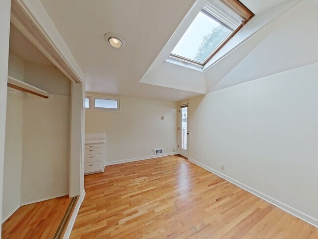 Building Photo - 1825 University St