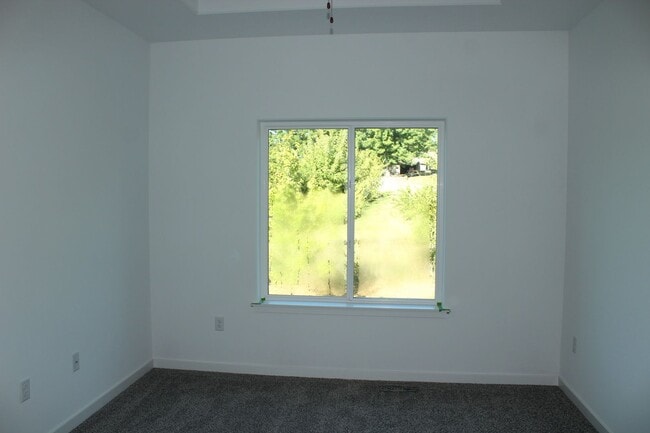 Building Photo - 4 bed/3 bath home East Side IC Easy Commut...