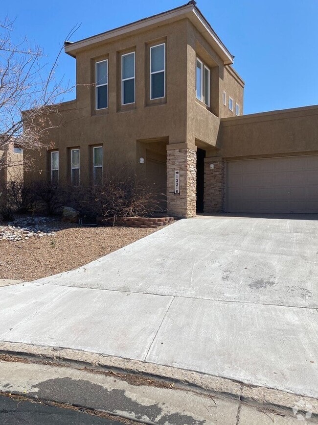Building Photo - Beautiful 4 bedroom 3.75 bath in gated com...