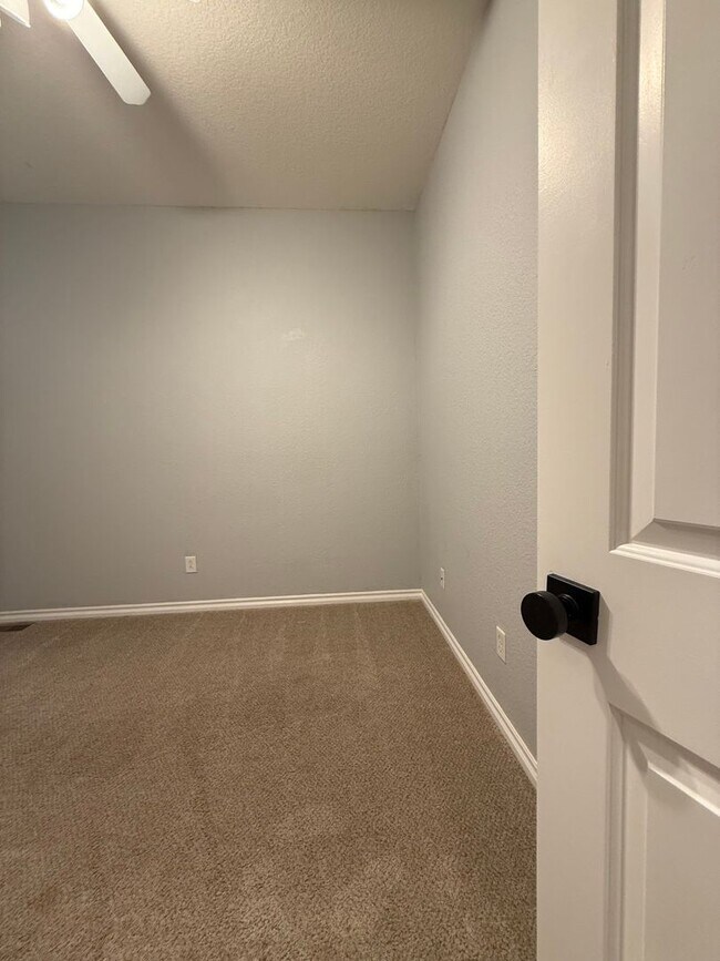 Building Photo - Bright and Modern 3-Bed, 2.5-Bath Townhous...