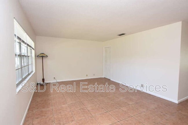 Building Photo - 204 Chaucer Ln