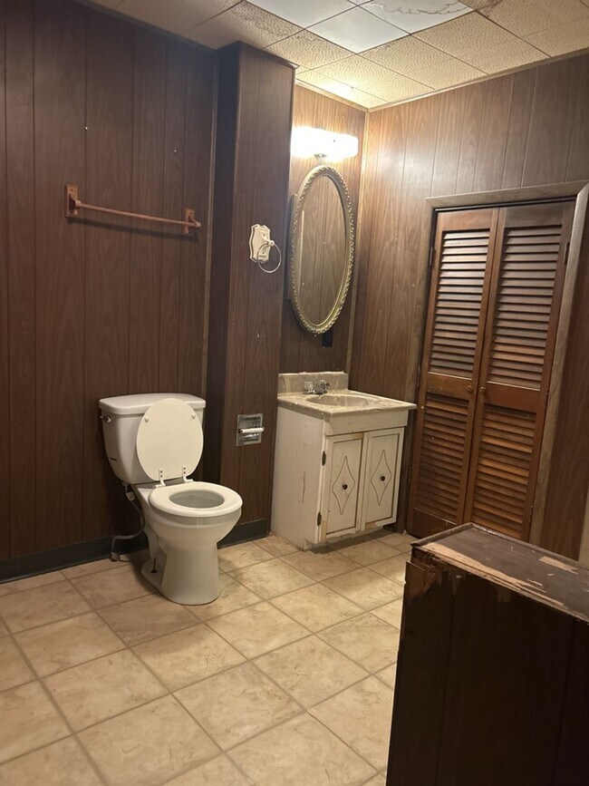 Building Photo - 736 1/2 Massachusetts St